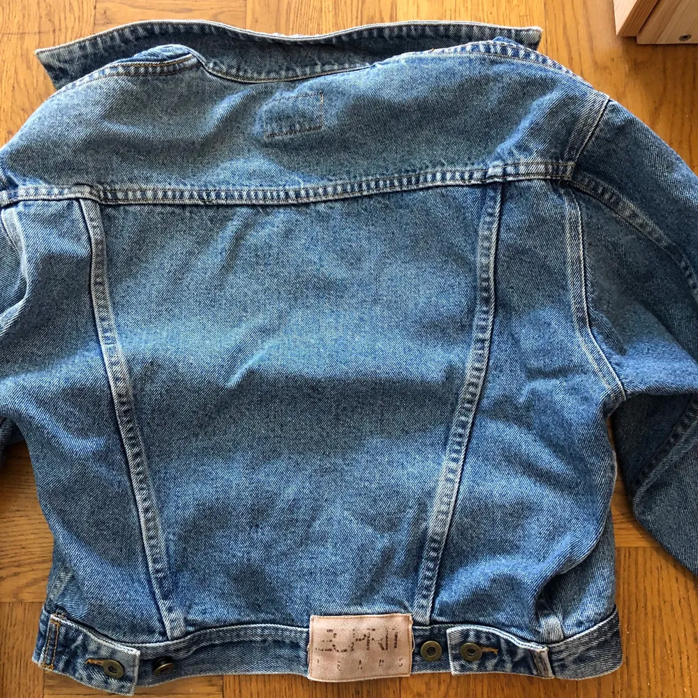 Säljer min vintage jeansjacka, då den tyvärr inte används flitigt. Boxig modell i storlek M. Sitter något overzise på mig och skulle själv uppskatta mig till en s-m i storlek.. Jackor.