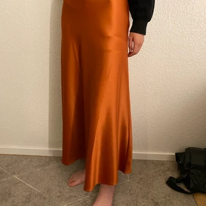 Monki kjol - Som ny. Dragkedja i sidan. Strl 38