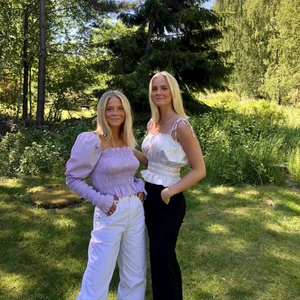 Superfin blus  - Säljer denna superfina blus ifrån Gina tricot. Köpte den förra året. säljer den för att jag inte fått så mycket användning på senaste tyvärr. Hoppas den passar bättre i din Garderob 🌻🌻passar även så bra till sommaren men även till hösten och vintern för en liten färgklick 