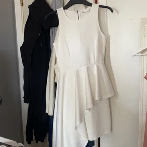 Klänning! - Skolavslutnings klänning?typ? Använd endast en gång på en skolavslutning, kommer inte till användning längre därför jag säljer. Köpt för 500kr på chiquelle, säljer för 100, du står för frakt!💓