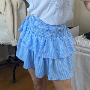 Supersöt volang kjol från Cubus barnavdelning, storlek 146/152 men passar även xxs/xs, använd ändats en gång (höjt pris pga hög efterfrågan)
