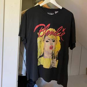 T shirt från carlings med Blondie tryck, strl M💖skriv för fler bilder/ om du undrar något!