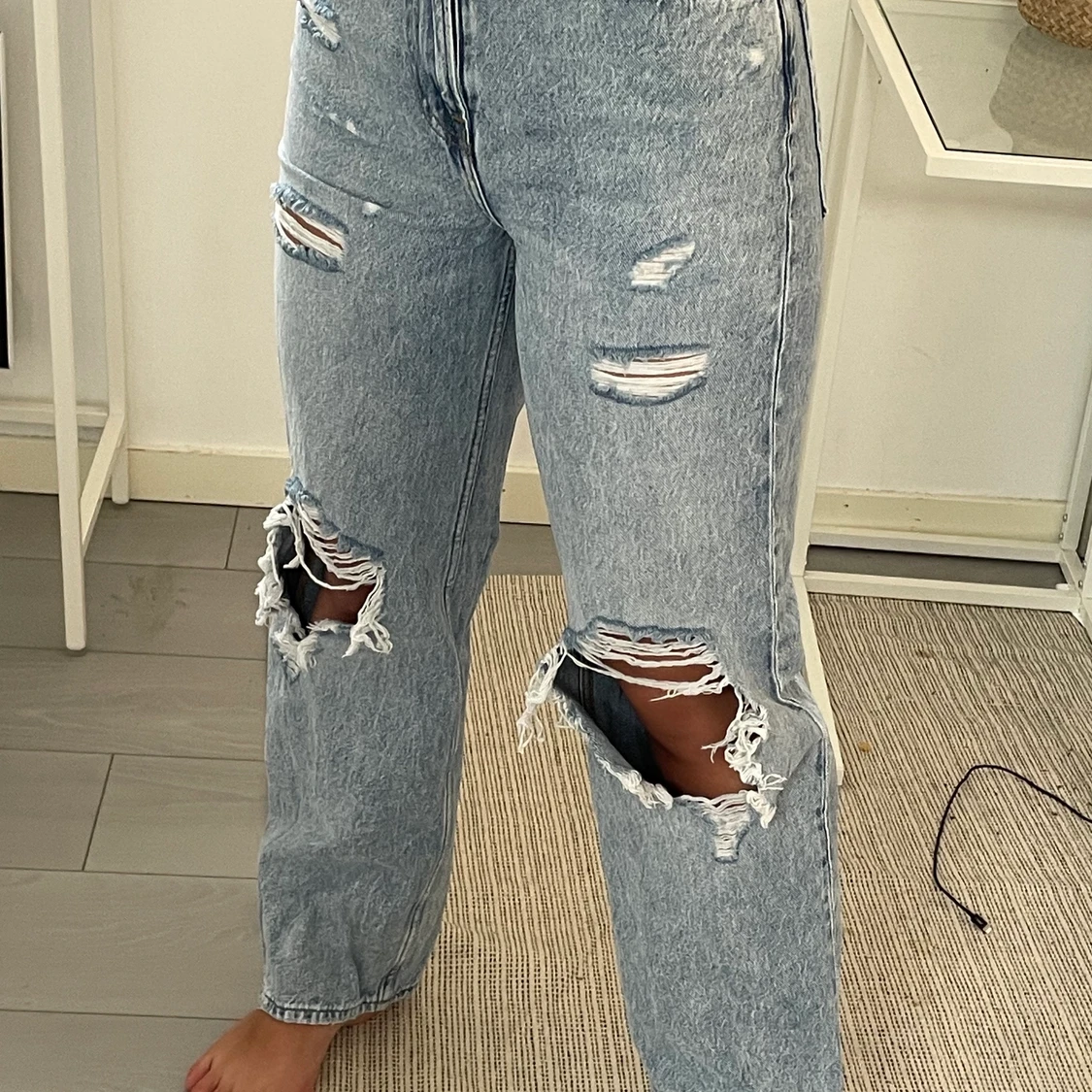 Raka blåa byxor med hål - 91