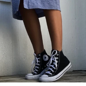 Converse - Säljer mina svarta converse i strl 38 då de är aningen för stora för mig. Står att modellen heter ”Chunky Taylor All Star Hi” men tror de är den mest ”populära” modellen 🥺 brukar välja mellan 37/38 så converse är antagligen lite större i sina storlekar. Knappt använda, har original boxen/lådan kvar till de. Bud från 600! Bara seriösa köpare! Tillkommer frakt.