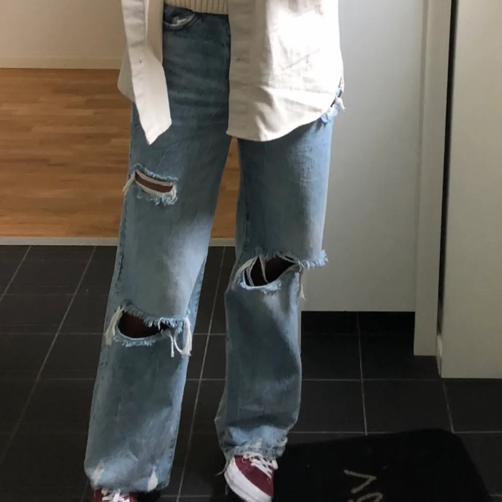 Säljer dom här långa jeansen för de kommer inte till användning längre :/ Jag är 176 cm och på mig är dom perfekta 😜✨ Frakt tillkommer. Jeans & Byxor.