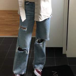 Säljer dom här långa jeansen för de kommer inte till användning längre :/ Jag är 176 cm och på mig är dom perfekta 😜✨ Frakt tillkommer