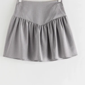 rutig kjol - !BUD ÄR BINDANDE OCH OM DU BUDAR OCH VINNER MÅSTE DU KÖPA! ❤️Säljer nu min kjol som jag köpte förra veckan på & other stories! Den är endast använd 1 gång (på bilden) och är därför i nyskick! Jättefin till halterneck toppar eller tshirts/hoodies. Skriv ifall du har frågor osv❤️