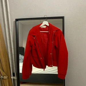 Jacka - Röd jacka köpt från nelly. Använd ca 2 gånger, storlek S. Köpte den för 500 kr 💘
