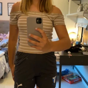 Beige offsholder tröja - Den är stor i storleken så man kan nog ha den om man har storlek m i vanliga fall