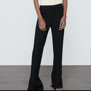 Supersnygga byxor med öppningar i bensluten! - Jättesnygga byxor från Zara. Aldrig använt. Finns i både S och M. Köparen står för frakt! 