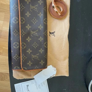 Louis Vuitton  - Dags att sälja min älskade Louis Vuitton väska! Den är i modellen ”pochette Twin GM”. Den har ett väldigt fint skick och därmed inga slitage eller repor! Band, Kvitto, tag, box, dustbag medföljer! Skriv om ni vill ha fler bilder eller har några funderingar!🌞
