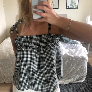 Topp med knytning - Trendigt linne som man knyter i axlarna 🤍⚡️ använd 1 gång. Passar XS/S/M