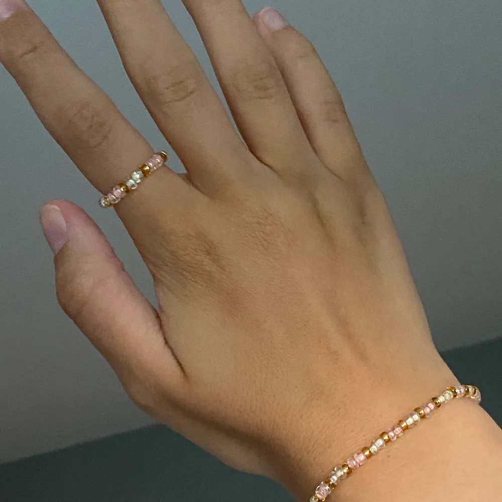 Säljer dessa jättefina smycken som kommer i både ring och armband. Om du skulle vilja köpa ett är det bara att kontakta mig man kan även välja andra färger ringen säljer jag för 8kr och armbandet för 18kr frakten är 12kr . Accessoarer.