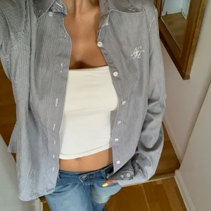 Oversize skjorta - NewHouse Design skjorta i jätte fint skick. Nypris ca 1000kr+ men säljer billigt. Storlek 36 så sitter snyggt oversize på mig. 