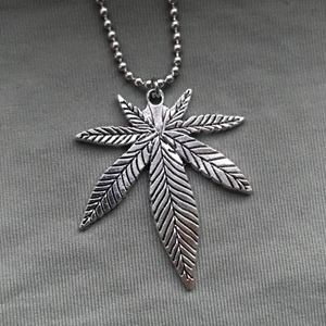halsband !! - Cannabis-halsband i silverfärg 🌱🗿 Välj mellan vanlig kedja och kulkedja, på andra bilden kan du se de två alternativen. Frakt med frimärken tillkommer på 18kr 🧷🔥
