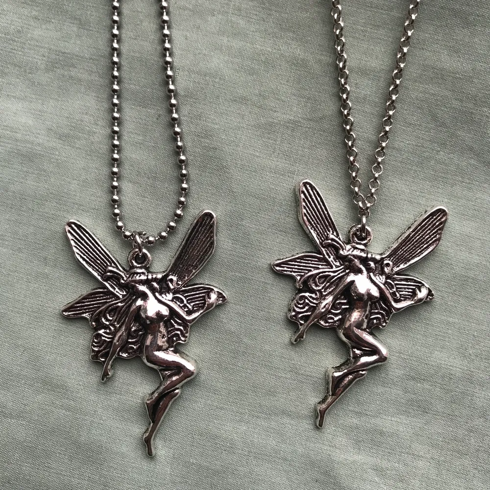Fairy-halsband i silverfärg 🧚🏽‍♀️🍂  Välj mellan vanlig kedja och kulkedja, på andra bilden kan du se de två alternativen. Frakt tillkommer på 12kr 🧷🧚🏽‍♂️. Accessoarer.