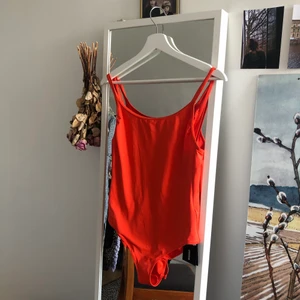 BADDRÄKT dubbla axelband - Orange OANVÄND baddräckt med dubbla axelband och djup rygg. Super snygg och fin till solkysst hud🧡🧡🧡