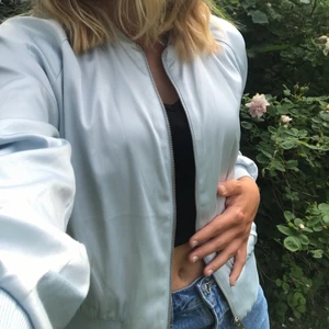 Ljusblå bomberjacka - Så härlig bomberjacka! Fin ljusblå färg silkigt luftigt tyg. Sparsamt använd så jättefint skick, säljer pga att den blivit lite liten på mig som vanligtvis är s/m. Hör av dig vid intresse eller frågor☀️