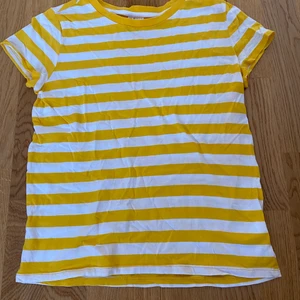 T-shirt  - Säljer denna somriga t-shirt från H&M i storlek S som används ca 2-3 gånger. T-shirten passar även M