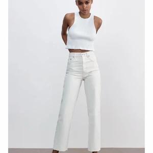 Zara jeans - BUDGIVNING/INTRESSEKOLL på dessa heeeelt nya jeans från zara endast provade en gång och kommer aldrig till användning tyvärr - Köpte dom för 400:- och säljer för minst 200kr. Storlek 34 