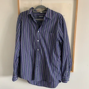 Arket skjorta - Randig arketskjorta. Är i storlek 48 herr, men passar S/M