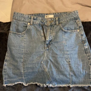 Jeanskjol från Gina - Säljer en fin jeanskjol från Gina Tricot då den inte passar längre. Budgivning från 100kr ordinarie pris runt 200/300kr har jag för mig. (OBS köpare står för frakt om det förekommer)