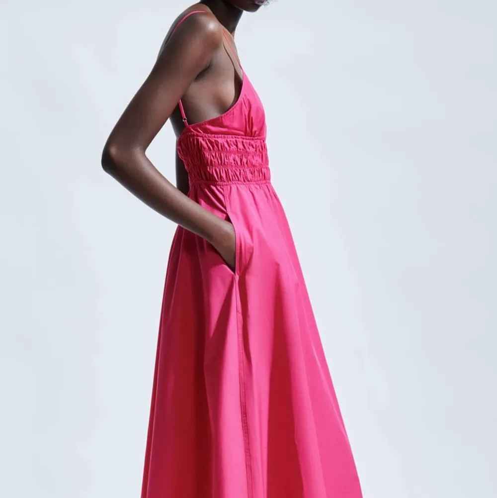 Säljer denna fina klänning från zara. Använd 2 ggr och är i nyskick. Storlek M, säljer för 320kr ink frakt🤍. Klänningar.