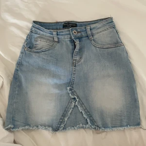 Kjol i storlek 34 - Säljer en blå kjol från chelsea i storlek 34. Säljer på grund av att den är för liten för mig. Kjolen är i gott skick och ser ut som den gjorde vid köpet. Köpte kjolen fög ungefär 299kr