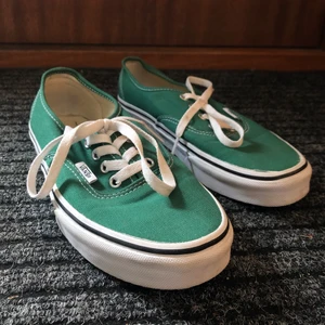 Gröna Vans - Köpta på plick men var för stora. Som nya. Frakt tillkommer. Storlek: Men US 6 / Women US 7.5
