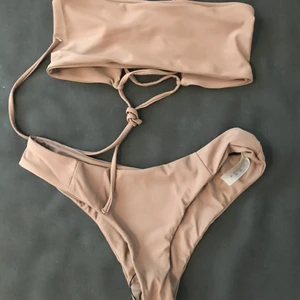 Brun shein bikini - Säljer denna bruna bikinin från shein. Den är endast testad och i fint skick. Storlek M men är liten i storleken så passar S-M. Vart något med ljuset på första bilden, färgen är med som på andra bilden. Om flera är intresserade blir det budgivning 