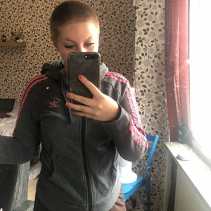 Adidas tröja - Grå adidas tröja med rosa sträck. Den kommer inte till användning längre. Den är lite sliten på armarna se bild 3. Storlek S/M Köparen står för frakten 