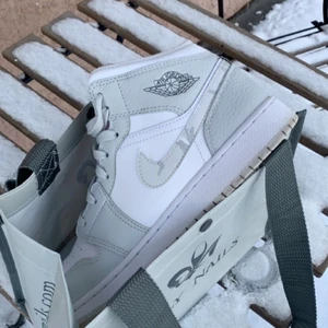 Nike Air Jordans 1 mid - Säljer mina skor då jag vill ha dom fast i en annan färg. Mycket bra skick, skriv gärna till mig för fler bilder. Köptes för 1800kr. Använda fåtal gånger men skorna är i bra skick.