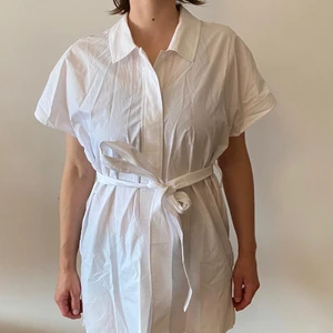 Ny COS vit skjorta/klänning  - Ny! Med prislappen på. Storlek M. Perfekt till Office eller fest. Fresh o snygg. Jag betalade 490kr men den passar mig inte.