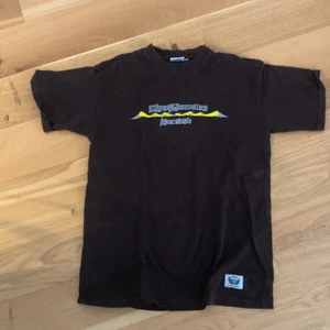 Brun t-shirt  - Aldrig använd, står ej storlek men skulle säga s. Köpare står för frakt 💕