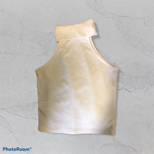 Gina tricot 36 vit  - En fräsch och fint top från Gina. Jätte bra kvalitet. Storlek 36 