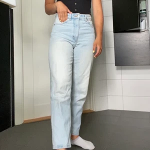 Jeans - Säljer dessa ljusblåa jeans från monki i storlek 25🙌🏼 Sällan använda och därför i bra skick🌟 Hör av er om ni är intresserade eller vill se fler bilder