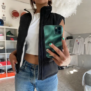 Superfin väst  - Säljer min superfina svarta väst med fleece tyg inuti!💕 passar perfekt till hösten senare när de börjar bli lite kallare men kan också vara super nu på sena sommarkvällar😍  västen är i storlek S och sitter superfint❤️ KÖP DIREKT FÖR 400kr 💗 eller buda!