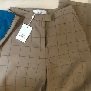 Nya Won Hundred kostymbyxor  - Nypris 2000! Supersnygga byxor men har aldrig kommit till användning. Strl 36 och sitter perfekt för mig som har 36/S/M normalt  Hög midja. Något vida ben (mer än bilden taget från nätet visar) men har passform upptill. Sitter dragkedja på sidan av byxbenen som man kan öppna och då blir de vidare nertill och tyget som syns då är blått (se 3e bild)  Färgen heter vintage brown och skulle säga att 3e bilden är närmast i färg.  Garderobrensar nu så kolla gärna in mina andra auktioner!