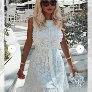 Superfin vit klänning ifrån dennis maglic, storlek S. Säljer då jag inte har någon användning för den 💓 köptes för 800kr, endast provad