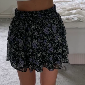 Blommig kjol - Säljer denna blommiga volangkjol! Som ny😊  Resår i midjan vilket gör att den passar många storlekar!