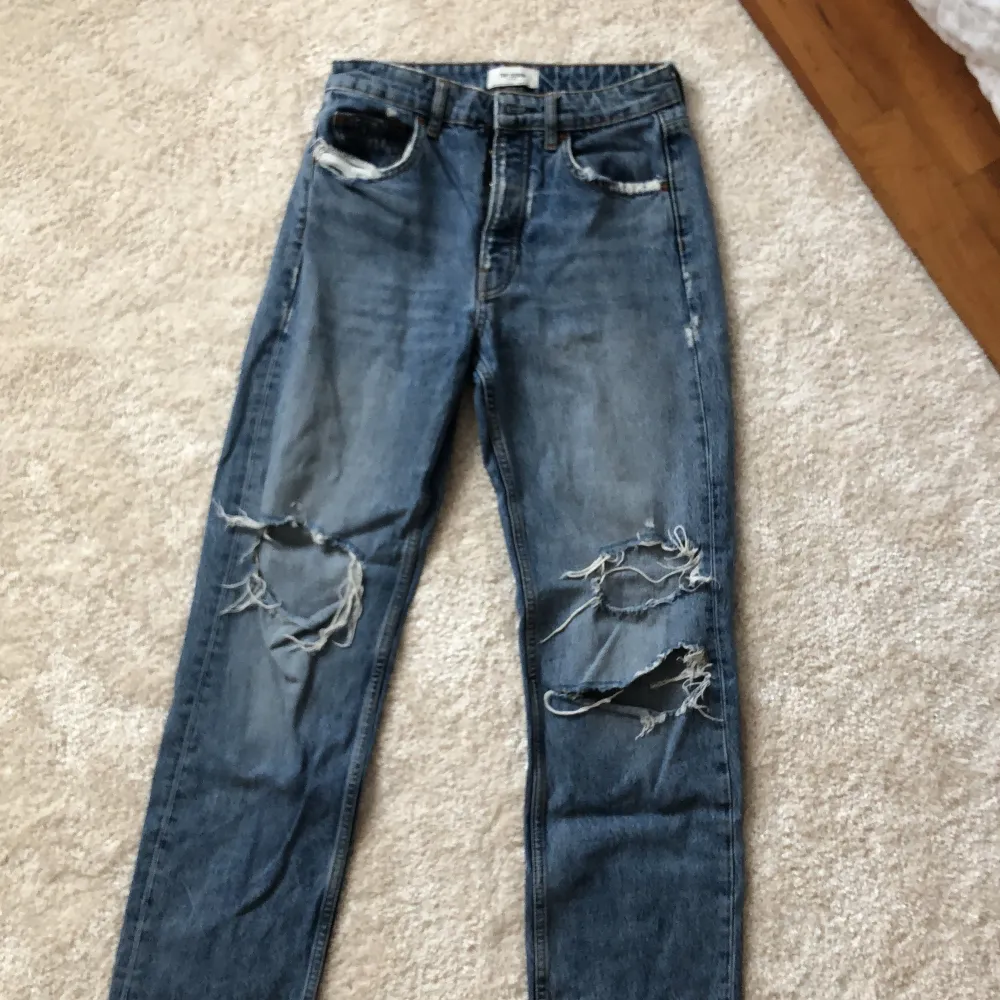 Säljer dessa jeansen från zara då de inte passar mig längre. Priset börjar på 100kr. Jeans & Byxor.
