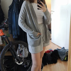 Oversized kofta  - Stor mysig oversized kofta för sena sommarkvällar. Ca 2 år gammal och inte en skråma. Varm och gå sig med rimliga fickor 