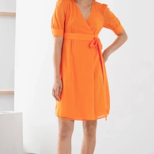 Klänning - Oanvänd klänning från & other stories med prislappen kvar, inköpt för 590kr