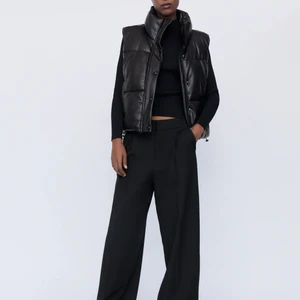 INTRESSEKOLL zara väst  - Intressekoll!!! På min zara väst som är i nyskick. Säljer bara vid bra bud då jag är osäker på om jag vill sälja. Sitter fint lite oversize på mig med s/m. Nypris 559kr (slutsåld) BUDA I KOMMENTARERNA