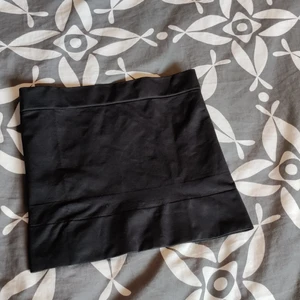  tub/bandeautopp  - En tub/bandeautopp (en topp utan axelband). Den har som "klister" på övre insidan så att den inte skulle råka åka ner. Jätte bra kvalité. Storlek xs. 35 kr + frakt 🥰