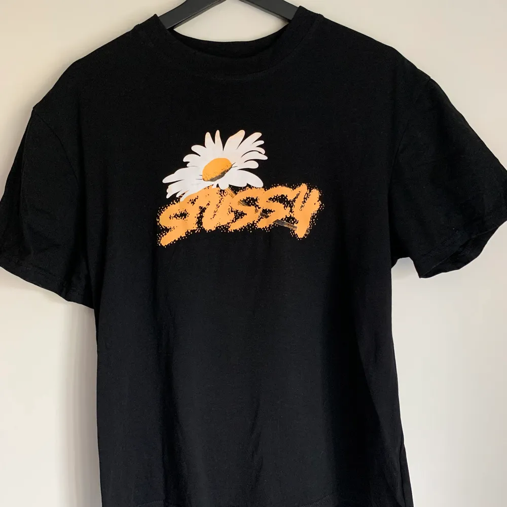 Säljer min stussy t-shirt, använd 1 gång och säljer pga att den inte kommer till användning. . T-shirts.