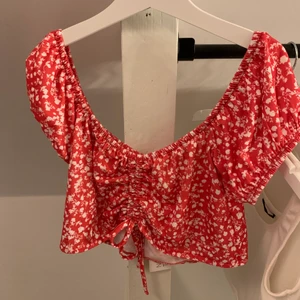 Nelly, blommig topp - Säljer denna fina blommiga topp från Nelly köpte den med kjolen också men toppen va inte riktigt min stil. Den sista bilden är lite dåligt men hittar ingen bättre för Nelly säljer inte toppen längre.💕