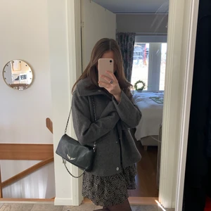 Zadig & Voltaire väska - INTRESSEKOLL på min fina Zadig väska i modellen Rock ! Den är välanvänd men fortfarande jättefin ! Båda kedjorna ingår (ett långt och ett kort) 😊 de har tappat lite färg men inget som märks så tydligt. Pyttelite slitning längst ner på väskan.. bara be om om bild priv så skickar jag 😊😊 Kommer inte sälja för mindre än 1000 kr !❤️ buda gärna ! Allt som ses på bild 3 ingår. 