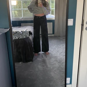 Weekday jeans Ace strl W27 L32 - Säljer dessa svarta vida jeans. Säljer pågrund av att de inte kommer till användning. Nypris är 500kr men säljer för 200kr+frakt. Skriv vid intresse💕💕