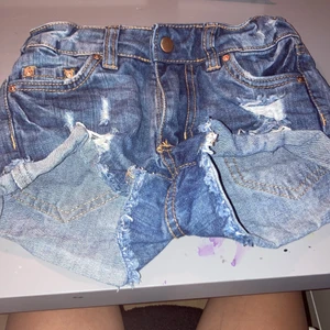  Shorts jag inte kan ha! Dom är tvättade och är i bra skick 👍🏻 - Ett par shorts i bra skick👍🏻 funkar bra! Jeans färgade